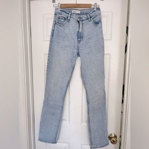 Abercrombie & Fitch The 90’s Slim Straight Ultra High Rise in Light, 28/6 LONG